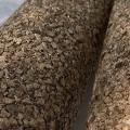 Rolka tapety z naturalnej miki z widoczną strukturą drobnych płatków mineralnych. Zbliżenie pokazuje naturalny połysk, nieregularną powierzchnię oraz warstwową budowę dekoracyjnej okładziny ściennej.