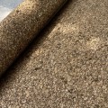 Tapeta z naturalnej miki z widoczną strukturą drobnych płatków mineralnych. Zbliżenie pokazuje naturalny połysk, nieregularną powierzchnię oraz warstwową budowę dekoracyjnej okładziny ściennej.