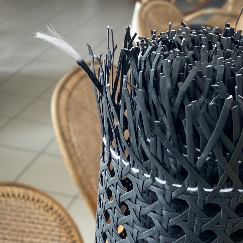 Czarna plecionka meblowa. Sztuczny rattan