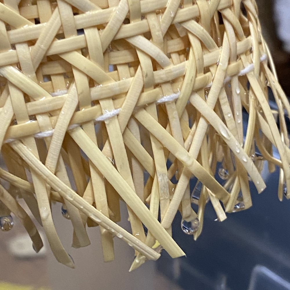 Moczenie rattanu przed montażem